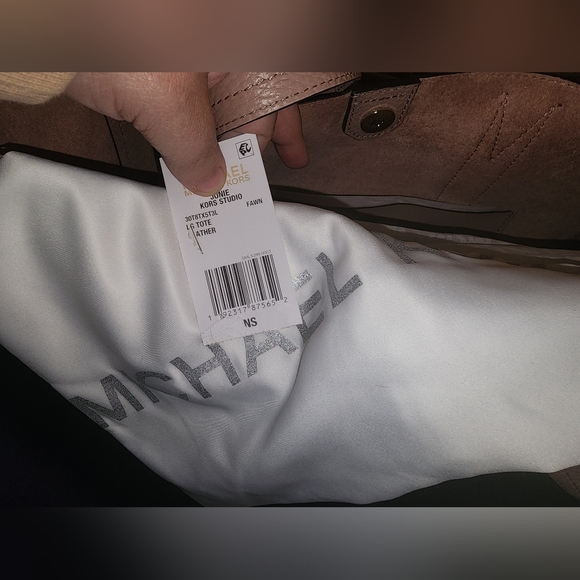 Michael Kors Fawn Junie Pebble Leather Bag - Picture 4 of 4